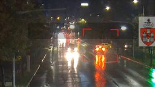 Accident filmat în Iaşi. Un taxi intră în intersecţie şi se izbeşte violent de o altă maşină