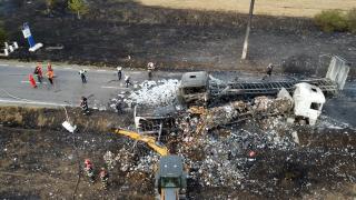 Accident grav cu două TIR-uri şi o maşină, urmat de un incendiu uriaș, în Mehedinți