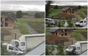 Momentul când șoferul unei mașini pierde controlul și intră cu viteză într-o autoutilitară în Suceava