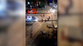 Poliţist lovit în cap cu o sticlă aruncată de la etaj. Fusese chemat să intervină la o petrecere
