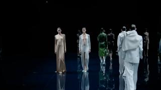 Paris Fashion Week 2025, între eleganţă şi avangardism. Johnny Depp și Brigitte Macron, în primul rând la show