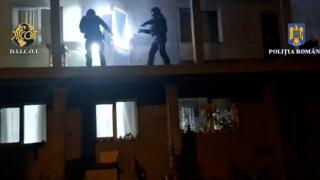 Zeci de percheziții la clanul "Butoane" într-un dosar de proxenetism. Gruparea, sprijintă de un poliţist