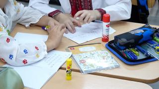 Tot mai mulți elevi învață în sistem simultan după comasarea claselor. Ce spun copiii și profesorii