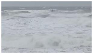 Cod portocaliu de vânt pe litoral. Valurile măsoară şi 6 metri înălţime în larg