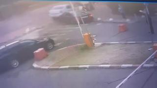 Un bărbat a fost luat pe capotă pentru un loc de parcare neregulamentar în faţa Spitalului Universitar