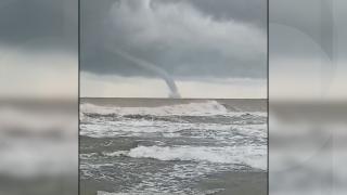 Fenomen spectaculos pe malul bulgăresc al Mării Negre. Trombe marine uriașe au inundat satele din apropiere