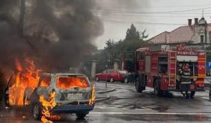 O maşină în flăcări a gonit pe străzile din Sibiu. Focul ar fi pornit de la un scurtcircuit electric