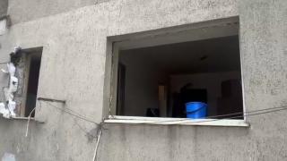 O persoană rănită şi trei locuinţe şi un autoturism afectate, în urma unei explozii într-un bloc din Murfatlar