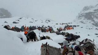 O mie de turişti, blocaţi pe Everest. O furtună neobişnuită a măturat versantul