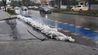 Baricade de saci cu nisip pe străzi și în fața garajelor. Cum se pregătesc constănțenii de ciclonul Barbara