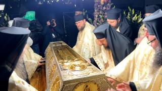 Pelerinaj în ploaie pentru Sfânta Parascheva. "Tremur de emoţie şi de bucurie că am ajuns aici"