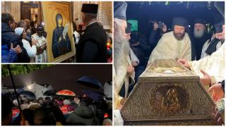 Coadă imensă în prima zi de pelerinaj la moaştele Sfintei Parascheva. Credincioşii au stat noaptea, în ploaie