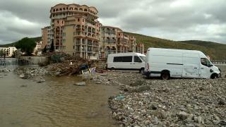 Imagini exclusive cu inundaţiile din Bulgaria. S-a creat un râu în zona hotelurilor ridicate ilegal în Elenite
