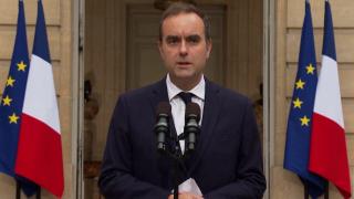 Haos politic și economic în Franța. Macron cere formarea unei coaliții care să adopte un buget de austeritate