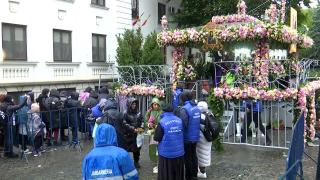 Peste 30.000 de pelerini au aşteptat cu orele în frig şi ploaie, pentru a se închina la racla Sf. Parascheva