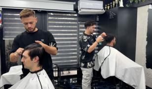 Tunsul, ridicat la rang de artă. Frizerii dau tonul celor mai noi tendinţe la competiţii internaţionale