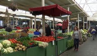 Toamna legumelor scumpe. Pieţele sunt pline ochi, dar cumpărătorii nu îşi mai permit aşa multe