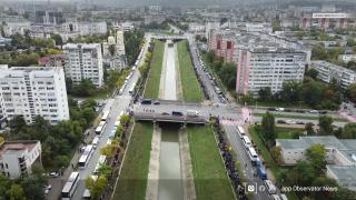 Zeci de mii de oameni, la rând pentru racla cu moaştele Sfintei Parascheva. Şirul se întinde pe kilometri buni