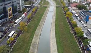 Credinţă şi răbdare, lecţia pelerinilor la Sf. Parascheva. Unii credincioşi au înaintat 300 de metri în 3 ore