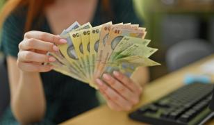 Cu cât s-ar putea majora salariul minim din ianuarie 2026. Trei variante de creştere, luate în calcul