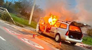 O maşină a ars pe o şosea din Iaşi. Nimeni nu ştie de la ce a pornit focul