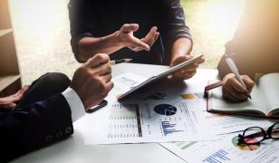 Jobul de viitor, căutat de tot mai mulţi tineri. Salariile ajung şi la 12.000 de lei 