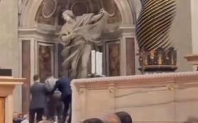 Un bărbat a fost reţinut după ce a urinat pe altarul Bazilicii Sfântul Petru