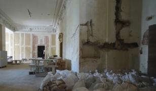 Cum au ajuns 17 milioane de artefacte să fie ținute în cutii, într-un muzeu din Bucureşti care stă să cadă