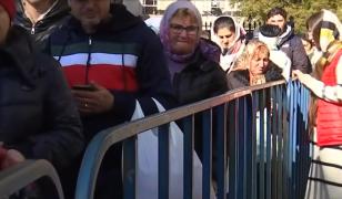 Cine sunt "îngerii" de la Sf. Parascheva care îi ajută pe pelerinii obosiţi, înfometaţi şi însetaţi