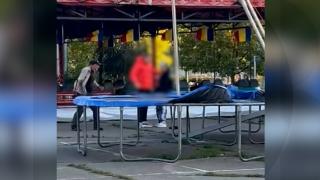 Copil de 13 ani, atacat cu secera de un paznic enervat că cel mic se juca în afara orelor de program