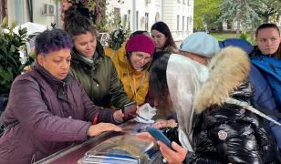 Permis auto, mir şi covoare. Ce obiecte aduc pelerinii la racla Sfintei Parascheva. "Pentru fiecare câte ceva"