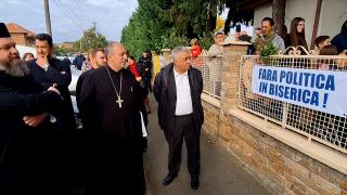 Scandal la o biserică din Arad. Protestele credincioşilor au blocat instalarea unui nou preot paroh