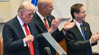 Trump, ovaționat în Parlamentul israelian. A primit cadou o statuetă din aur cu un porumbel al păcii