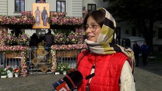 Maria, unul dintre "îngerii" pelerinilor veniţi la Sf. Parascheva: "Nişte comori pentru ţara noastră"