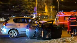 Maşină răsturnată într-un sens giratoriu, după ce a fost lovită în plin de o şoferiţă de 62 de ani