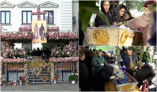 Pelerinajul continuă și după hram: 1.500 de oameni pe oră au trecut miercuri pe la racla Sfintei Parascheva