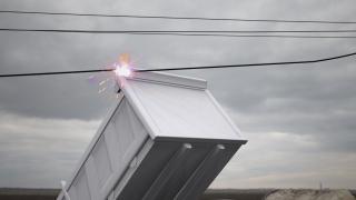 ANIMAŢIE. Şofer de basculantă, mort după ce a atins cu camionul un fir de înaltă tensiune şi s-a electrocutat