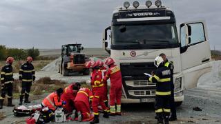 Un şofer de basculantă a murit electrocutat, după ce a atins un fir de înaltă tensiune, în Constanţa