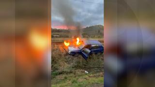 Maşină cuprinsă de flăcări, după un accident groaznic în Miercurea Ciuc. Şoferul n-a avut nicio şansă