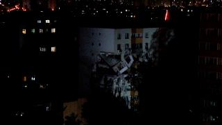 Continuă căutările printre dărâmături, la 10 ore de la explozia din Rahova. Blocul e aproape de colaps