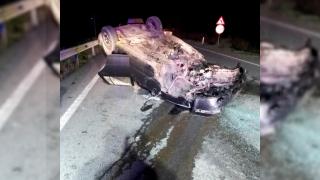 Alerta pe șoselele din județul Botoșani. Mașini răsturnate și o mamă cu copilul ei de 6 ani, răniți