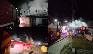 Incendiu puternic la două hale, în Suceava. Intervin pompieri din două judeţe