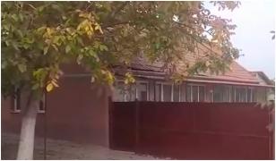 Mamă, înjunghiată mortal de fiul ei în Arad. Tânărul a sunat la 112 şi a recunoscut crima