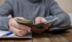 Profesor universitar din Braşov, anchetat pentru luare de mită de la studenţi. Unii dintre ei, acum poliţişti