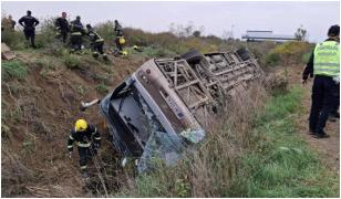 Autobuz plin cu muncitori, răsturnat în Serbia. Trei oameni au murit, peste 80 sunt răniţi
