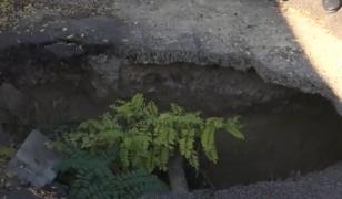 Asfalt surpat lângă o țeavă de gaze, la Galați. Localnicii se tem că ar putea exploda oricând