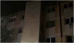 Un bărbat s-a aruncat de la etajul doi al unui bloc din Tecuci, încercând să scape din apartamentul în flăcări
