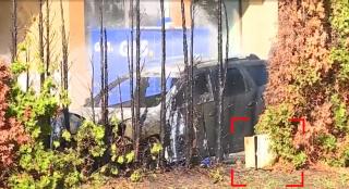 Două maşini au luat foc în Pipera, la câțiva pași de o conductă de gaz. Zeci de locatari, scoși din case