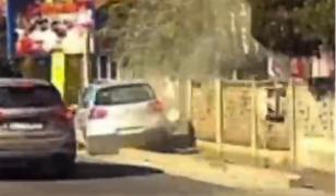 Imagini cu momentul în care un şofer din Cluj loveşte o ţeavă de gaze. Bărbatul era băut