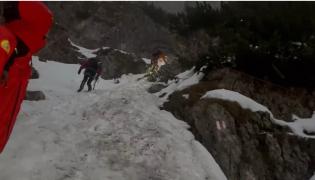 Tânără de 29 de ani, moartă după ce a alunecat și a căzut într-o râpă, în Munții Piatra Craiului